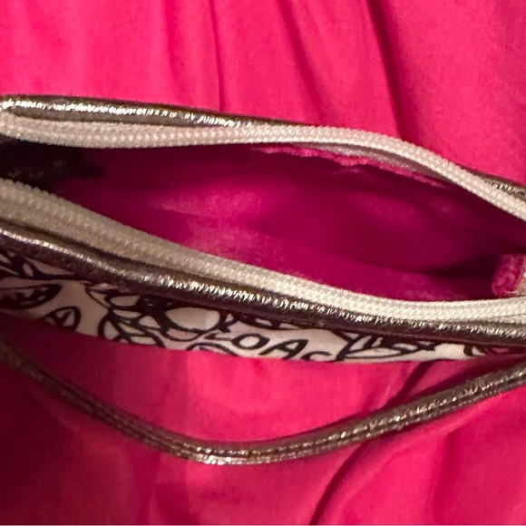 Coach Flops w/matching Wristlet in new condition. - Picture 4 of 8